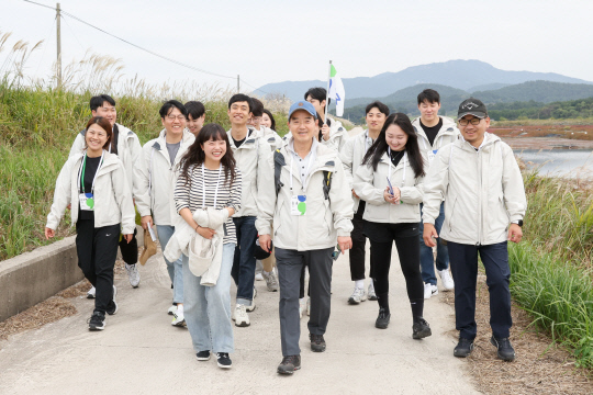 김윤 삼양홀딩스 회장이 임직원들과 해리염전 둘레길 트레킹을 하고 있다. 삼양그룹 제공